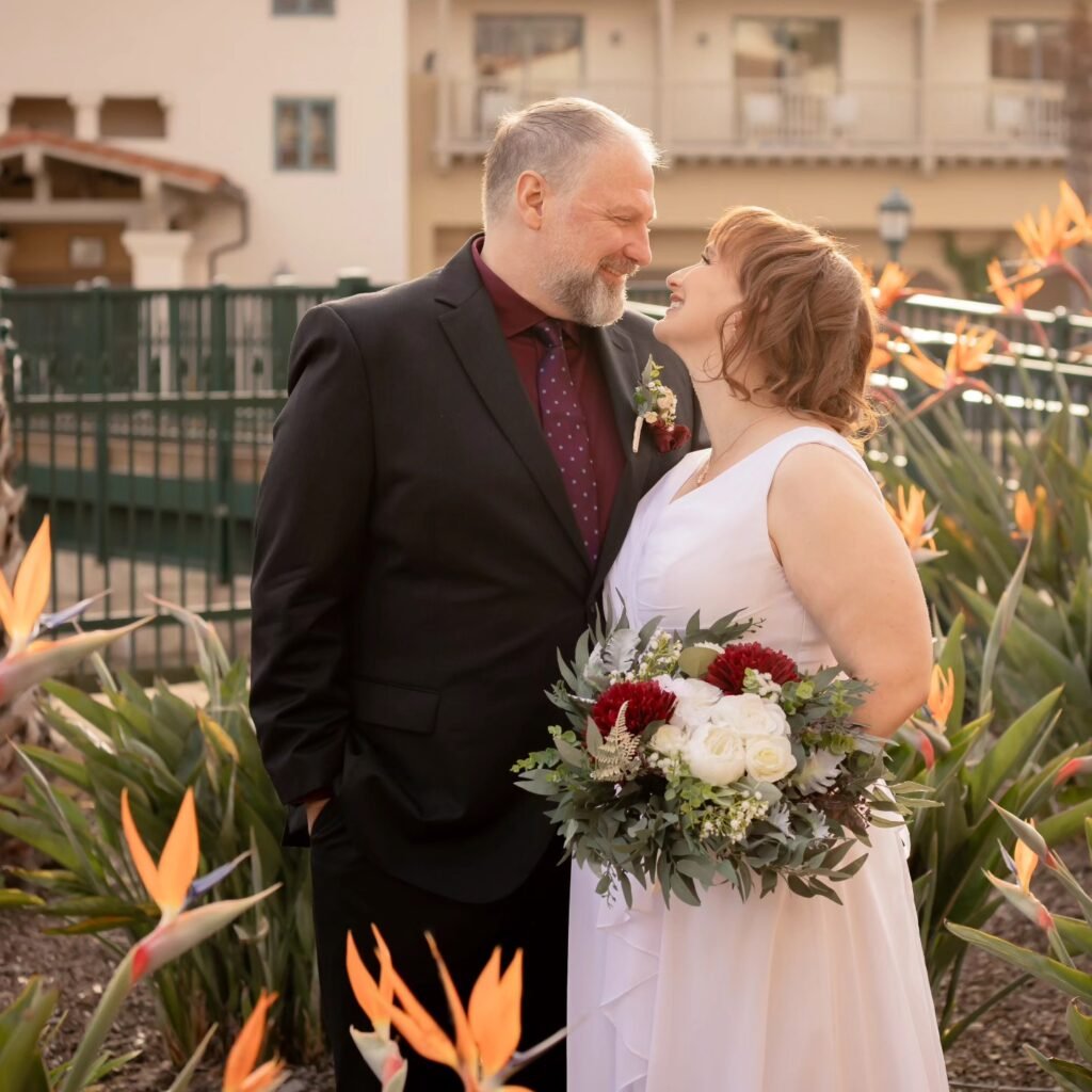 Forever looks good on these two 💖 📷 @dylankylephotography 🛎 @harborviewinnsb #married #ido #birdsofparadise #wedding #bouquet #firstlook