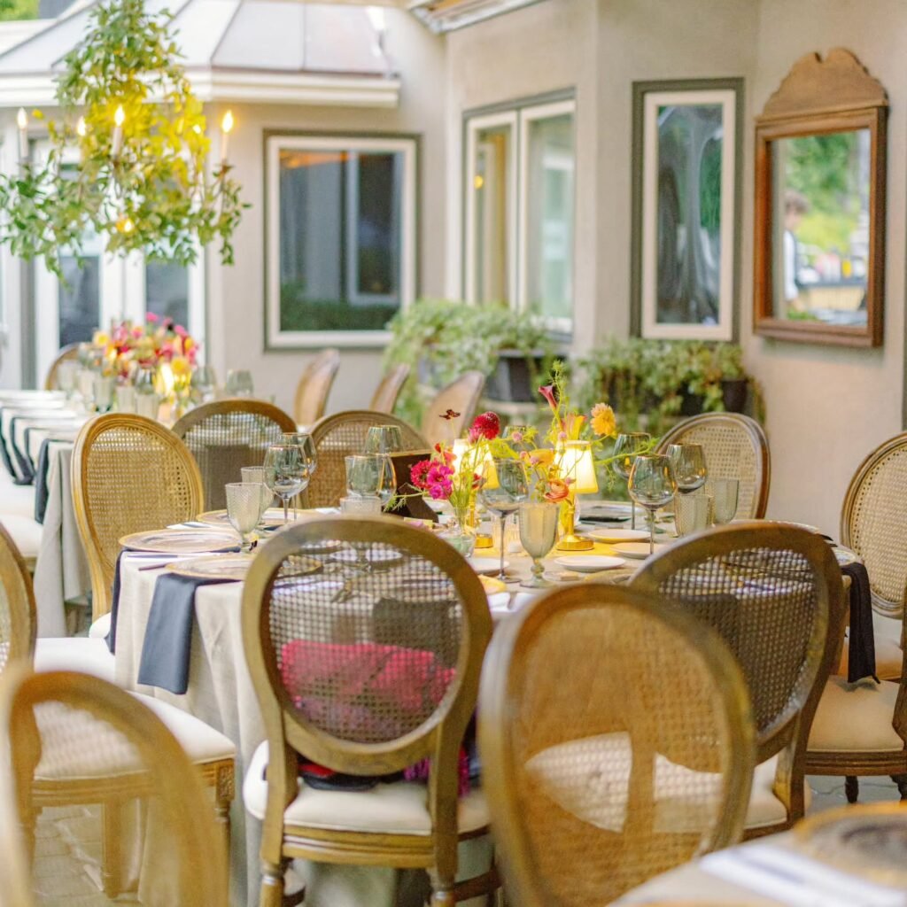 When "It's just a backyard wedding", but THIS is the yard ✨️ . . . Coordinator @kristinaooevents Floral…