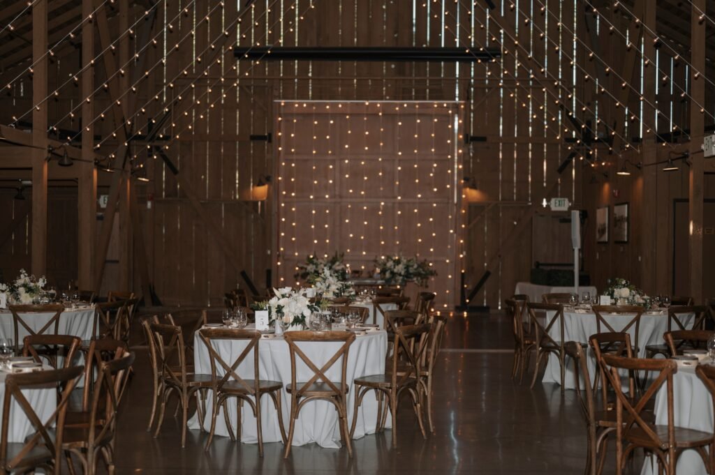 A little bit of lighting really transforms a space, don't you think? . . Coordinator @kristinaooevents Venue @camarilloranchweddings…