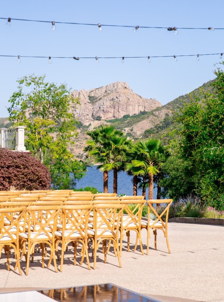 A picture-perfect backdrop for a picture-perfect day. . . Coordinator @kristinaooevents Photographer @kiernanmichellephotography Rentals @townandcountry_eventrentals . . #weddinginspo…
